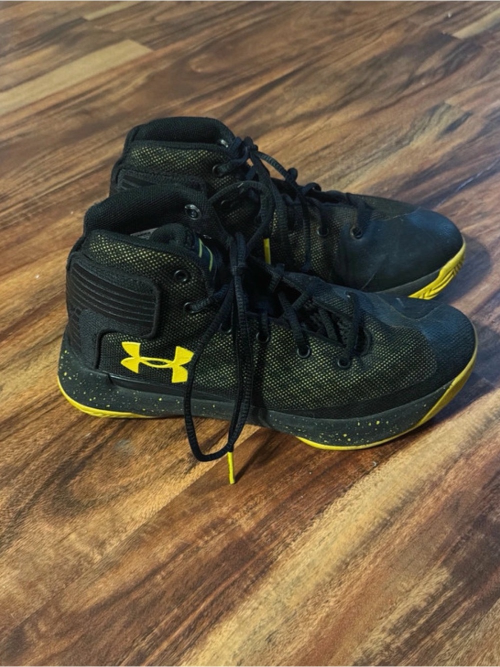 Boys size 3Y under armour shoes